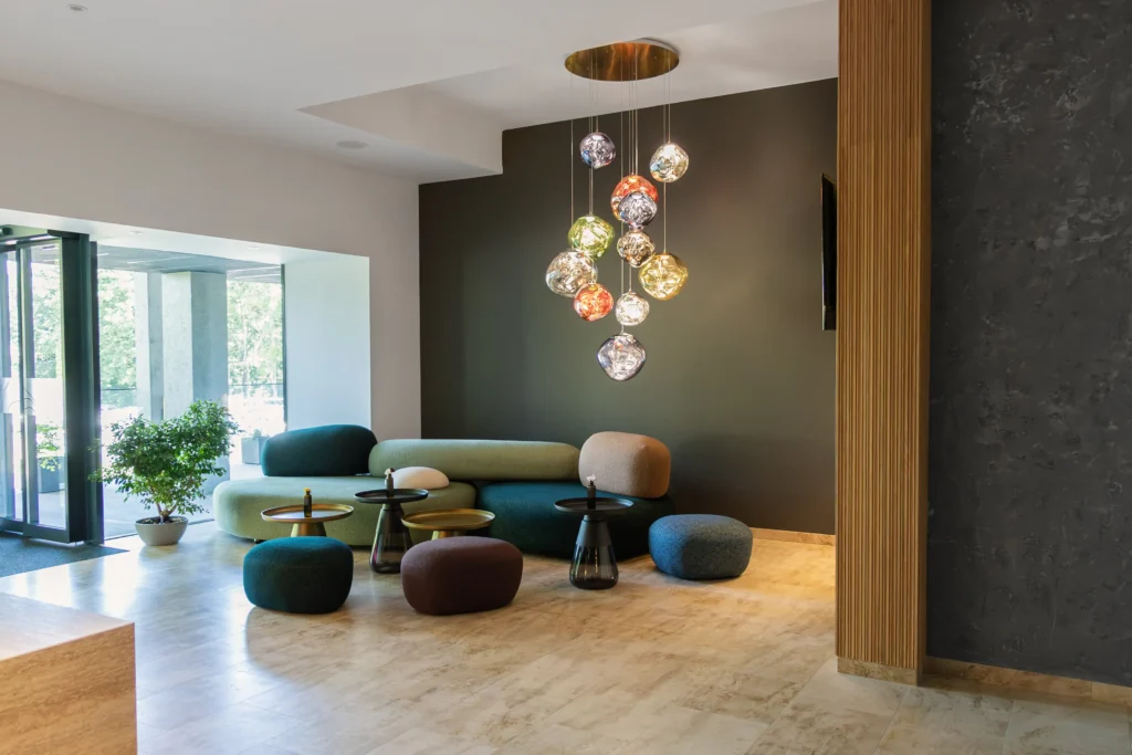 Lobby hotelu s designovým osvětlením – Hotel Ráztoka