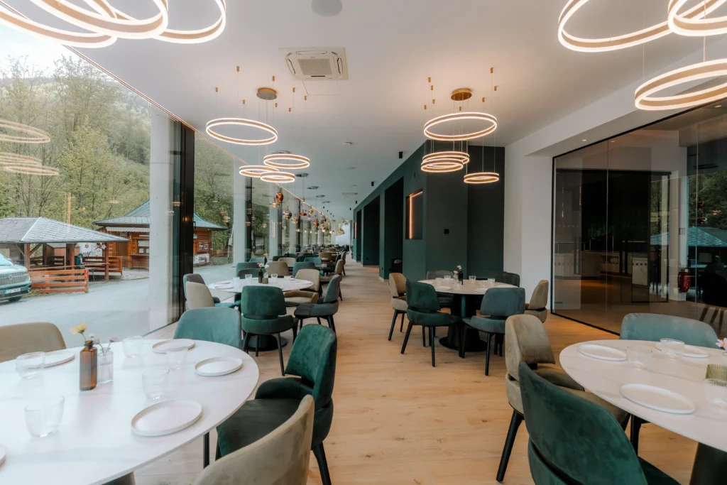 Interiér restaurace TOK – Hotel Ráztoka