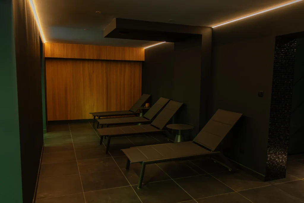 Relaxační místnost s lehátky – wellness Hotel Ráztoka