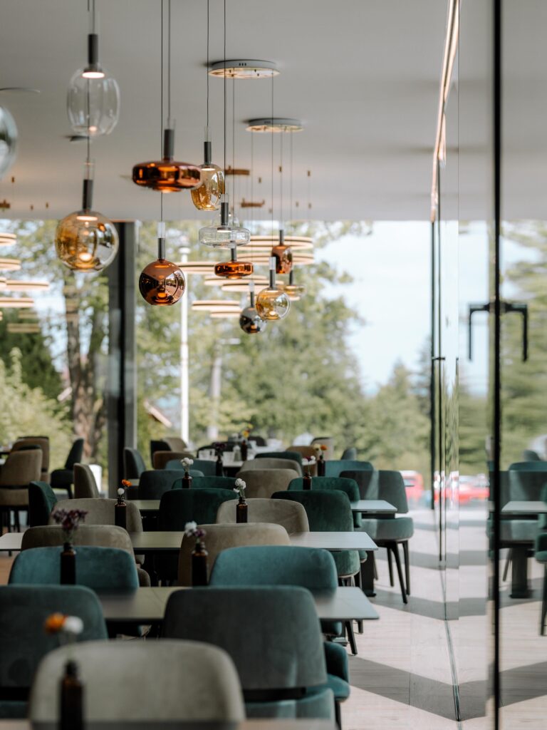 Interiér restaurace TOK s výhledem do přírody – Hotel Ráztoka