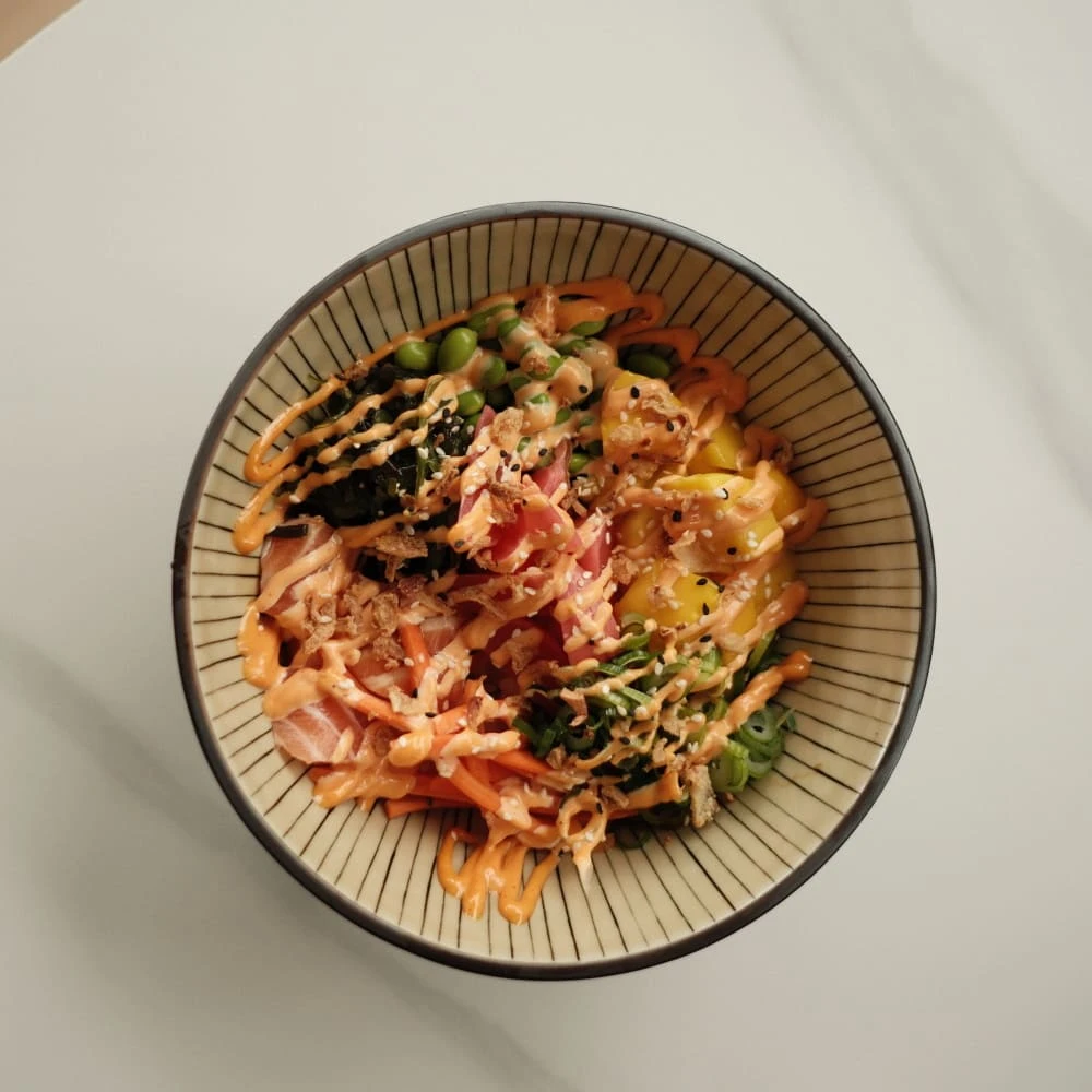 Poke Bowl s lososem, mangem a edamame – restaurace TOK, Hotel Ráztoka