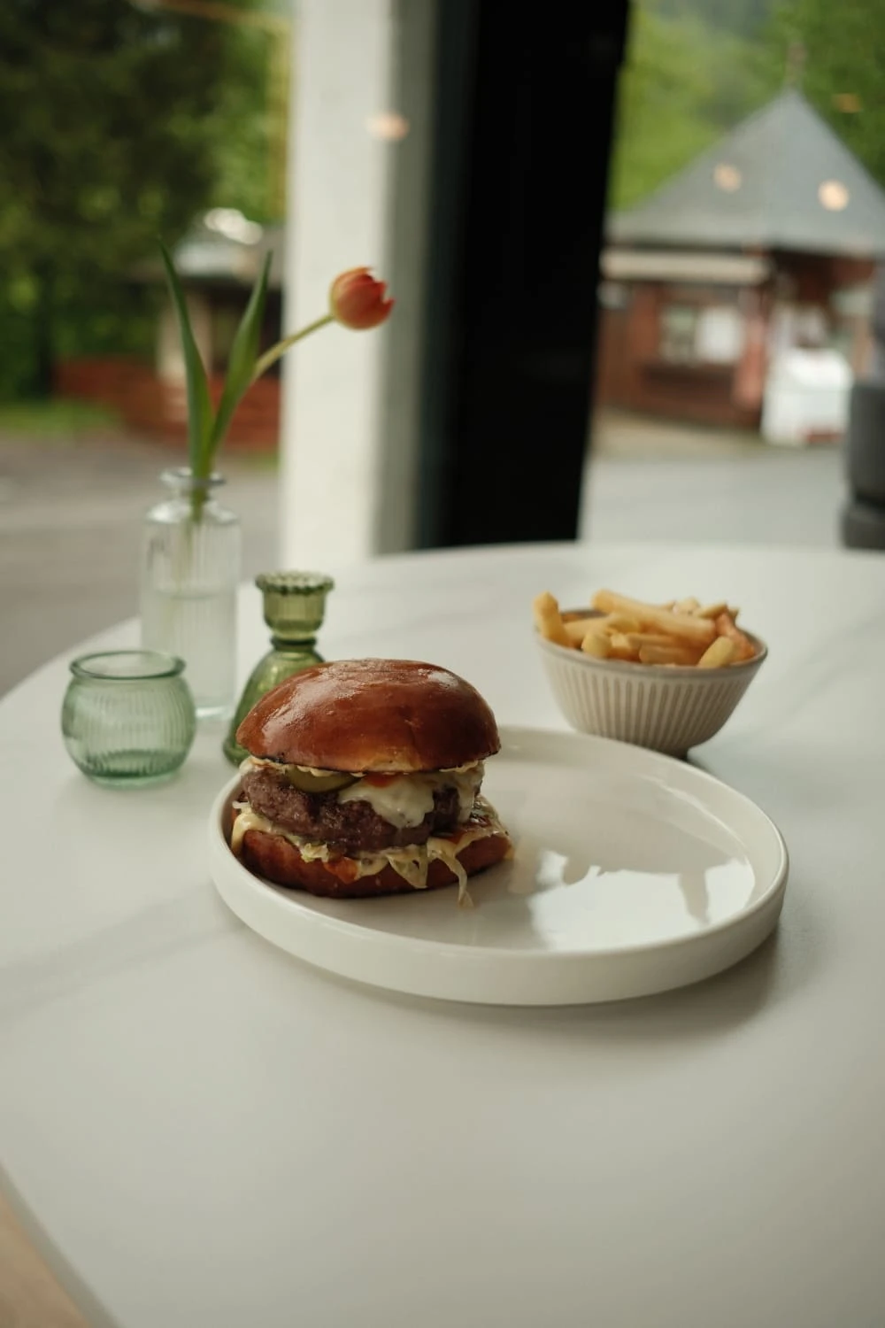 TOK burger s BBQ slaninou a hranolky – restaurace TOK, Hotel Ráztoka