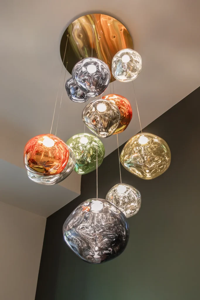 Skleněná designová svítidla v lobby – Hotel Ráztoka