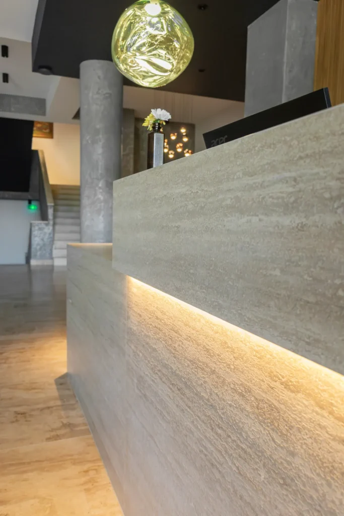 Detail travertinového recepčního pultu – Hotel Ráztoka