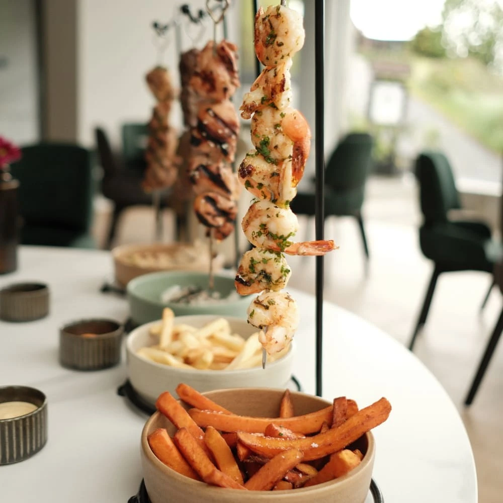 Krevetové špízy s batátovými hranolky – restaurace TOK, Hotel Ráztoka