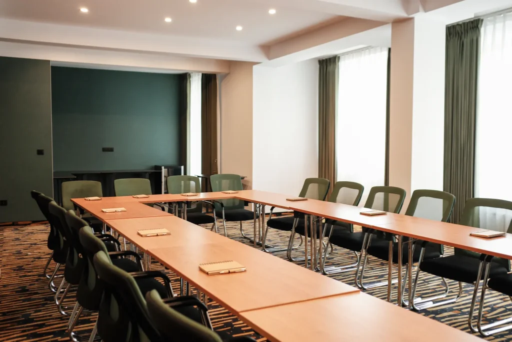 Kongresový sál s uspořádáním do U a denním světlem – Hotel Ráztoka