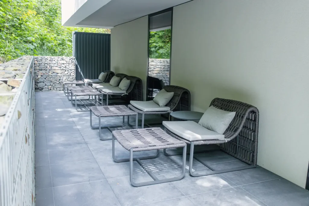 Krytá terasa s lehátky u wellness – Hotel Ráztoka