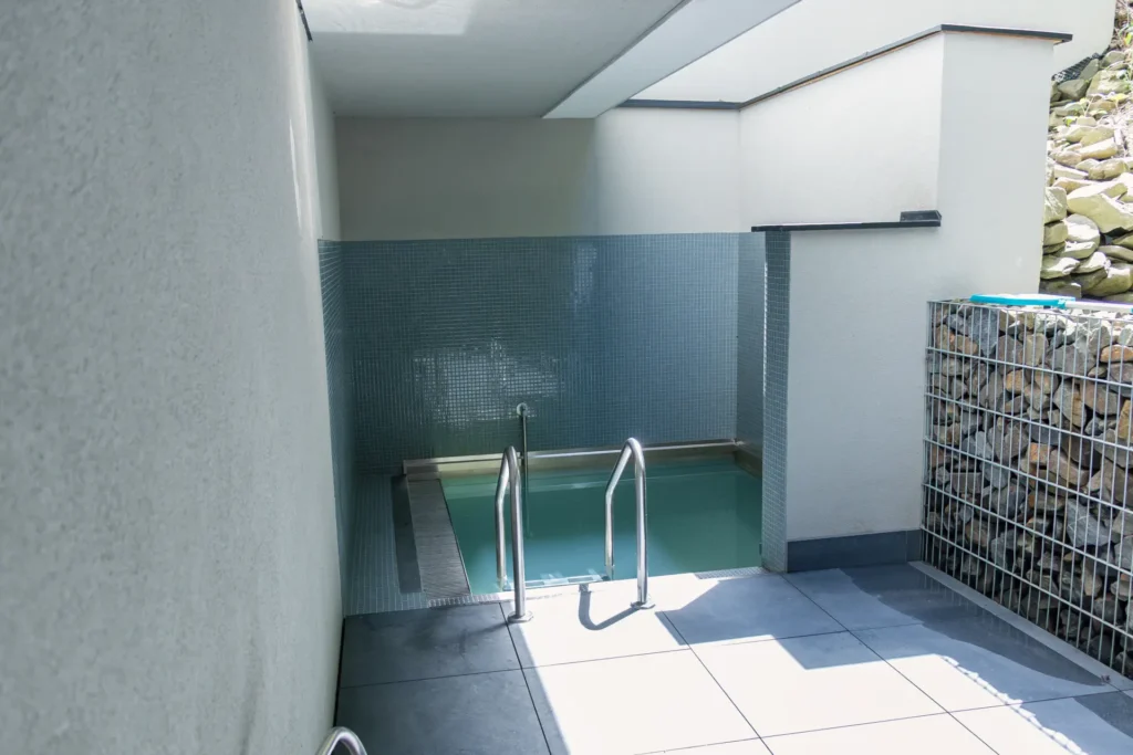 Venkovní ochlazovací bazének u wellness – Hotel Ráztoka