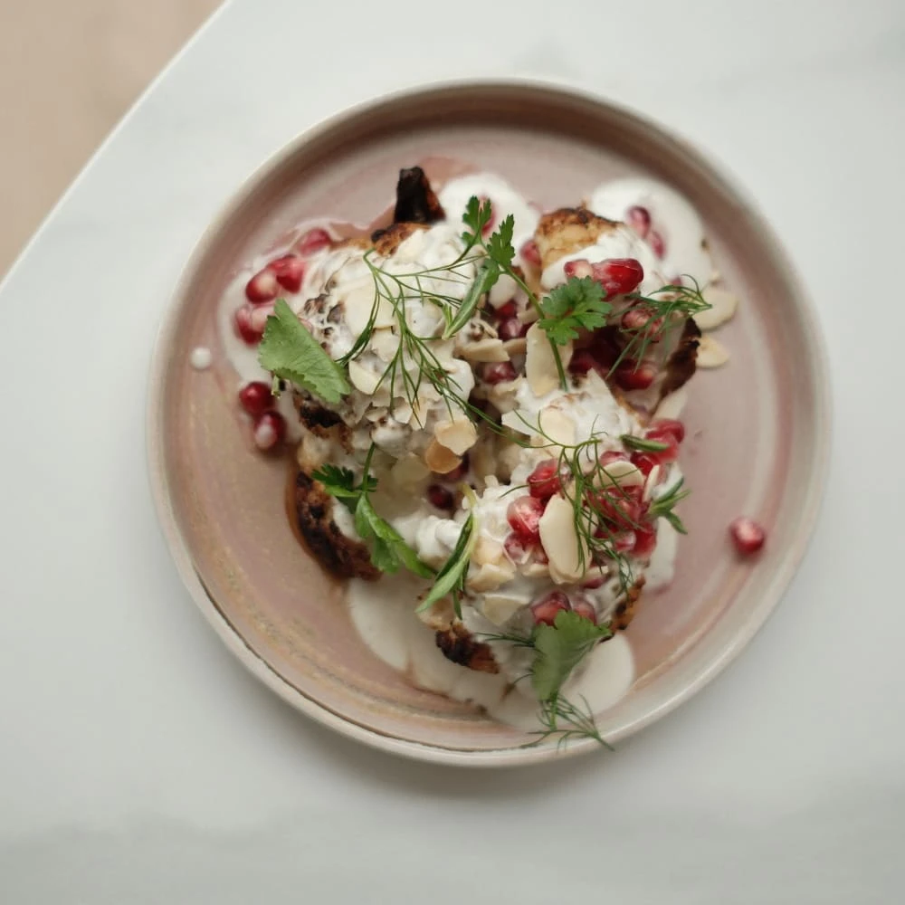 Pečený květák s tahini a granátovým jablkem – restaurace TOK, Hotel Ráztoka