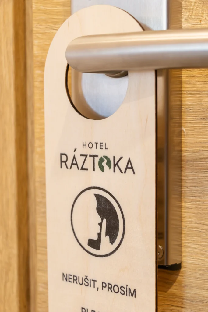 Dřevěné dveře s logem Hotelu Ráztoka