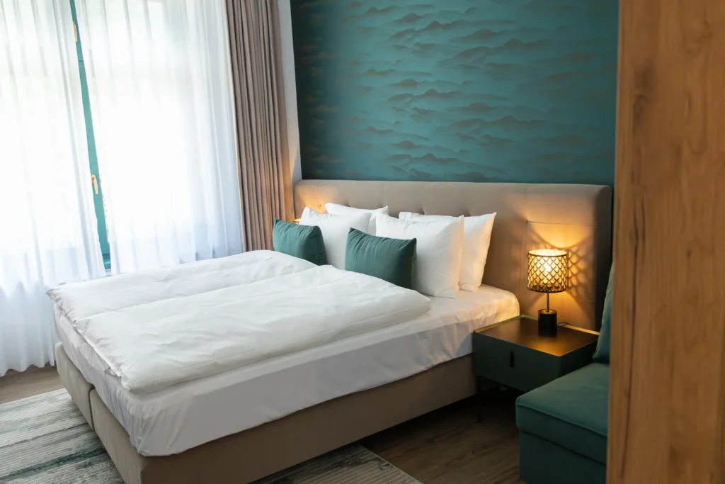 Světlý dvoulůžkový pokoj s oknem – Hotel Ráztoka