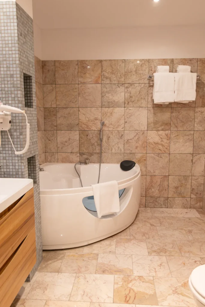 Koupelna s vanou na pokoji – Hotel Ráztoka