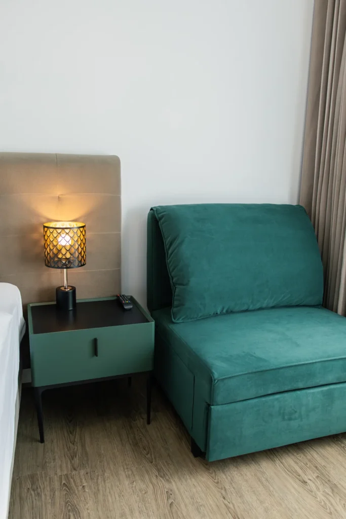 Posezení s křeslem na pokoji – Hotel Ráztoka
