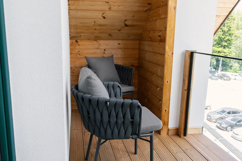 Křeslo s výhledem do lesa na pokoji – Hotel Ráztoka