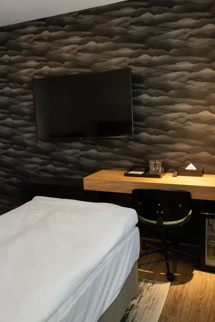 Pracovní koutek s TV a designovou tapetou – Hotel Ráztoka