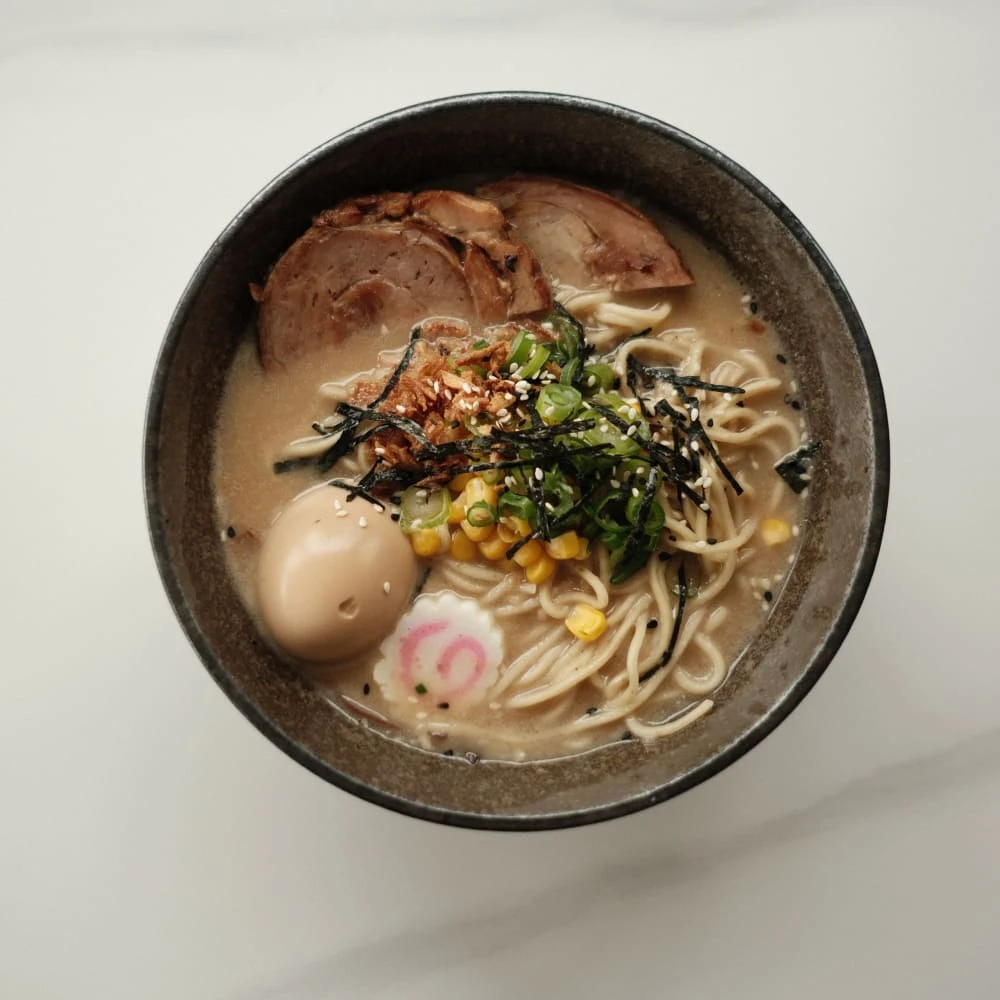 Ramen s vepřovým bokem a marinovaným vejcem – restaurace TOK, Hotel Ráztoka