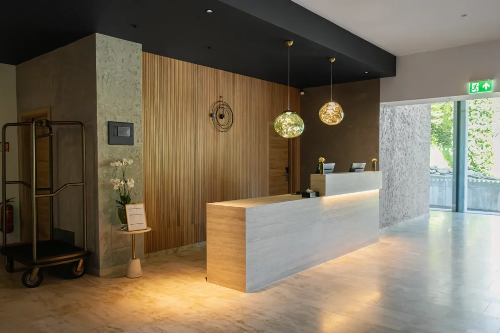 Recepce s vozíkem na zavazadla – Hotel Ráztoka