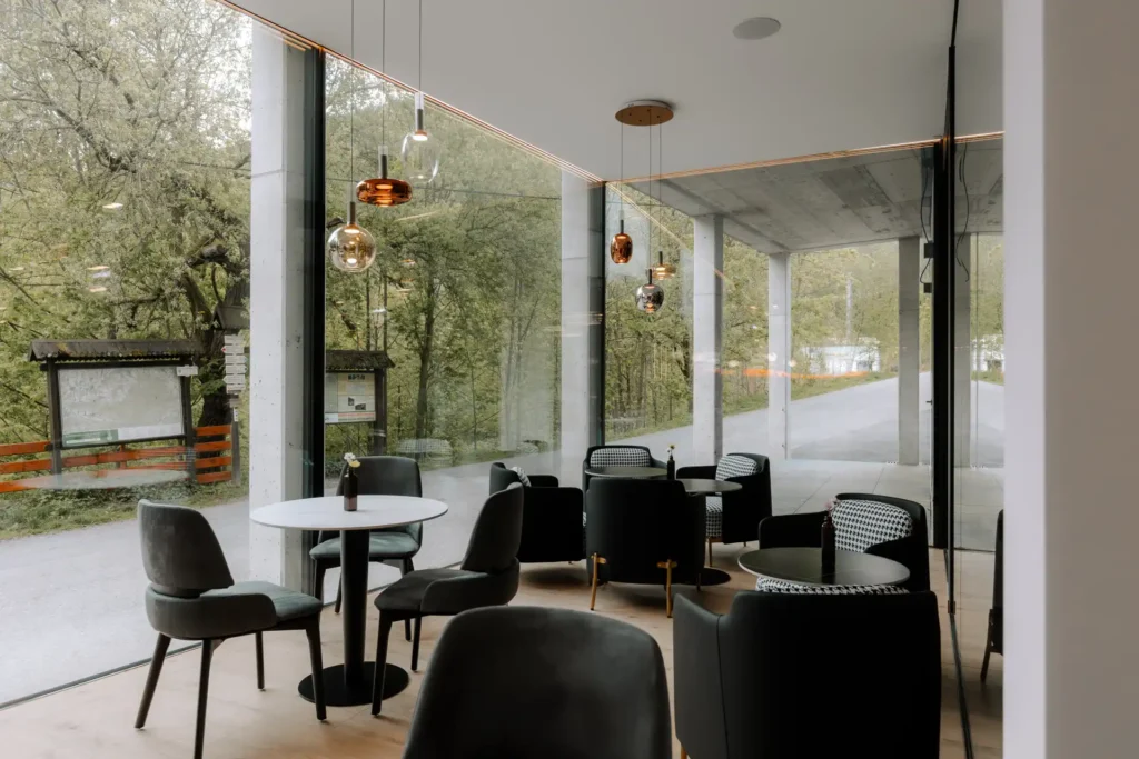 Lounge posezení s křesly u prosklené stěny – restaurace TOK, Hotel Ráztoka