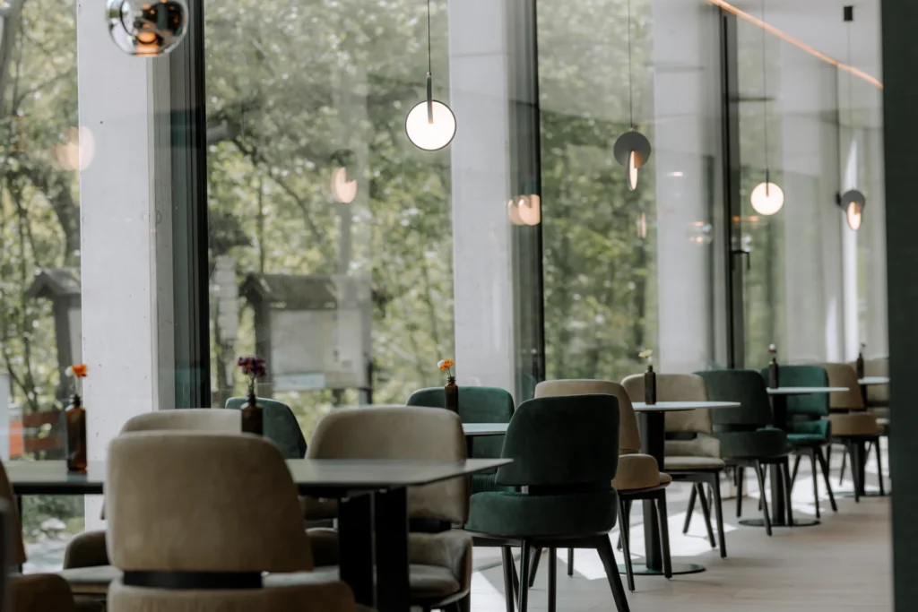 Posezení u okna se sametovými křesly – restaurace TOK, Hotel Ráztoka