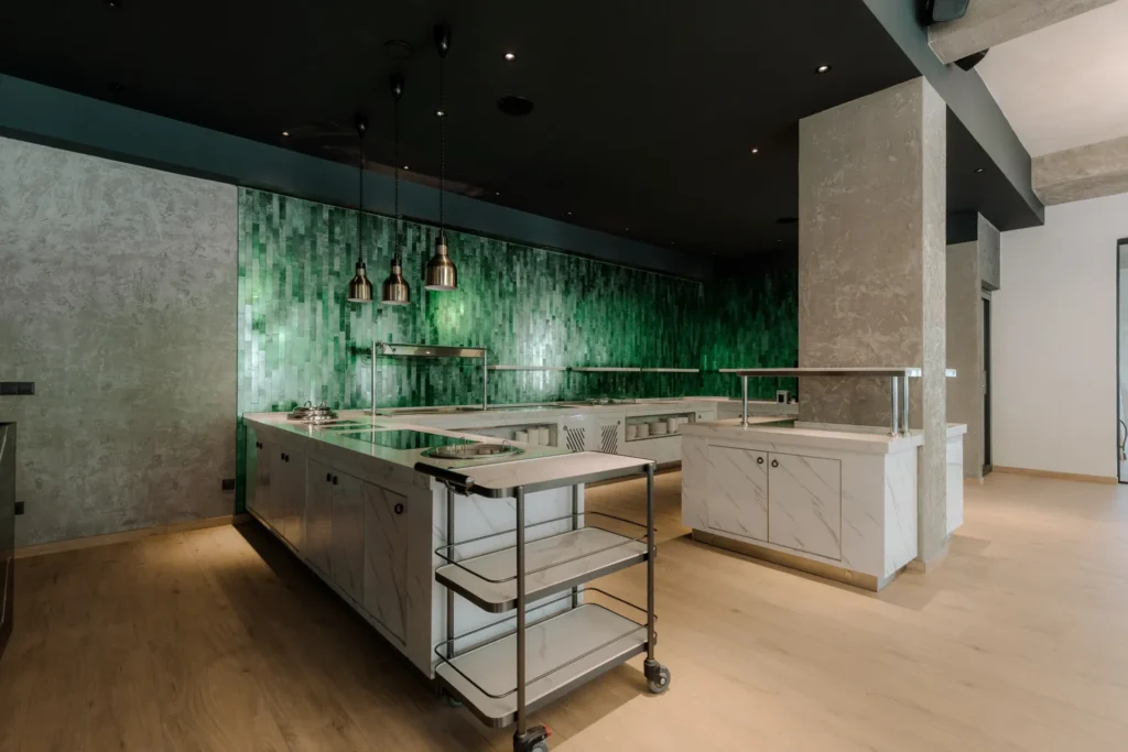 Show kitchen se zelenou kachličkovou stěnou – restaurace TOK, Hotel Ráztoka