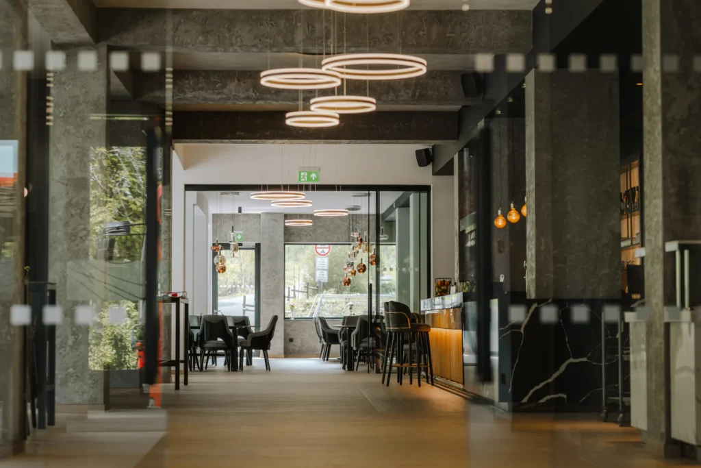 Vstup do restaurace TOK s barem – Hotel Ráztoka