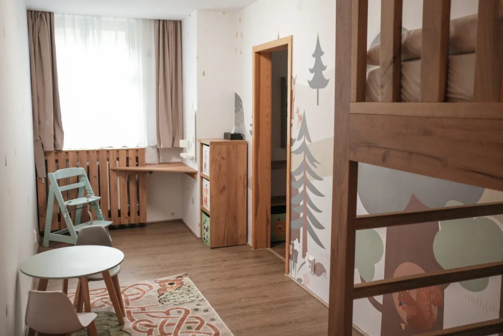 Dětský pokojíček s palandou a psacím stolem – rodinný pokoj, Hotel Ráztoka