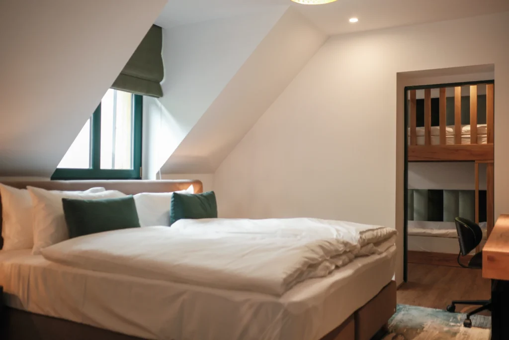 Ložnice rodinného pokoje s manželskou postelí – Hotel Ráztoka
