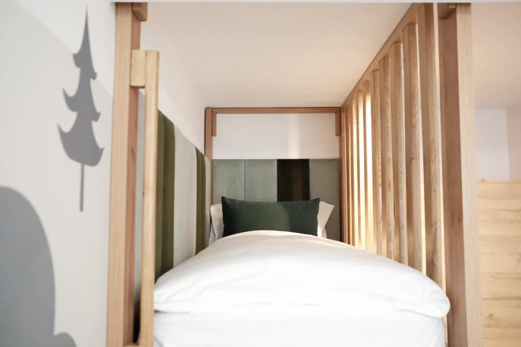 Palanda s lesním motivem na stěně – rodinný pokoj, Hotel Ráztoka
