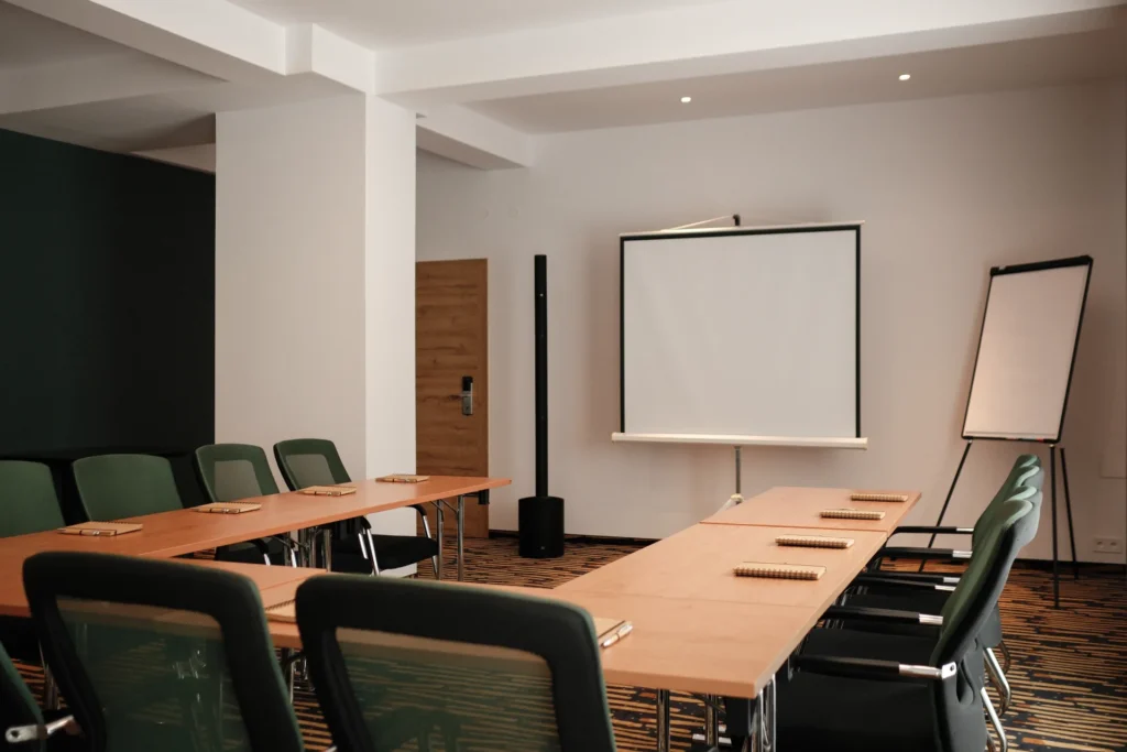 Sál s projekčním plátnem a flipchartem – Hotel Ráztoka
