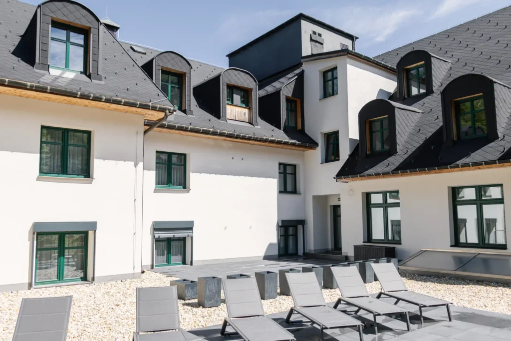 Venkovní terasa s lehátky u wellness – Hotel Ráztoka