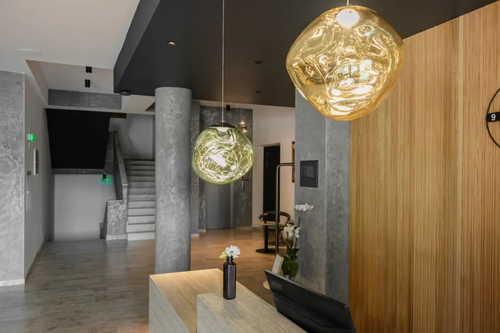 Vstupní hala se schodištěm – Hotel Ráztoka