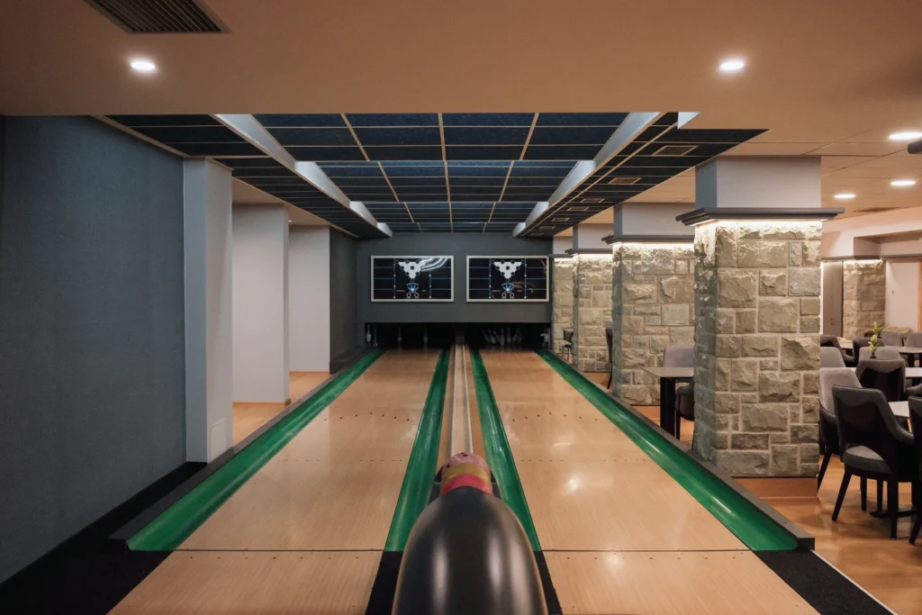 Dvě bowlingové dráhy v Hotelu Ráztoka v Trojanovicích, Beskydy
