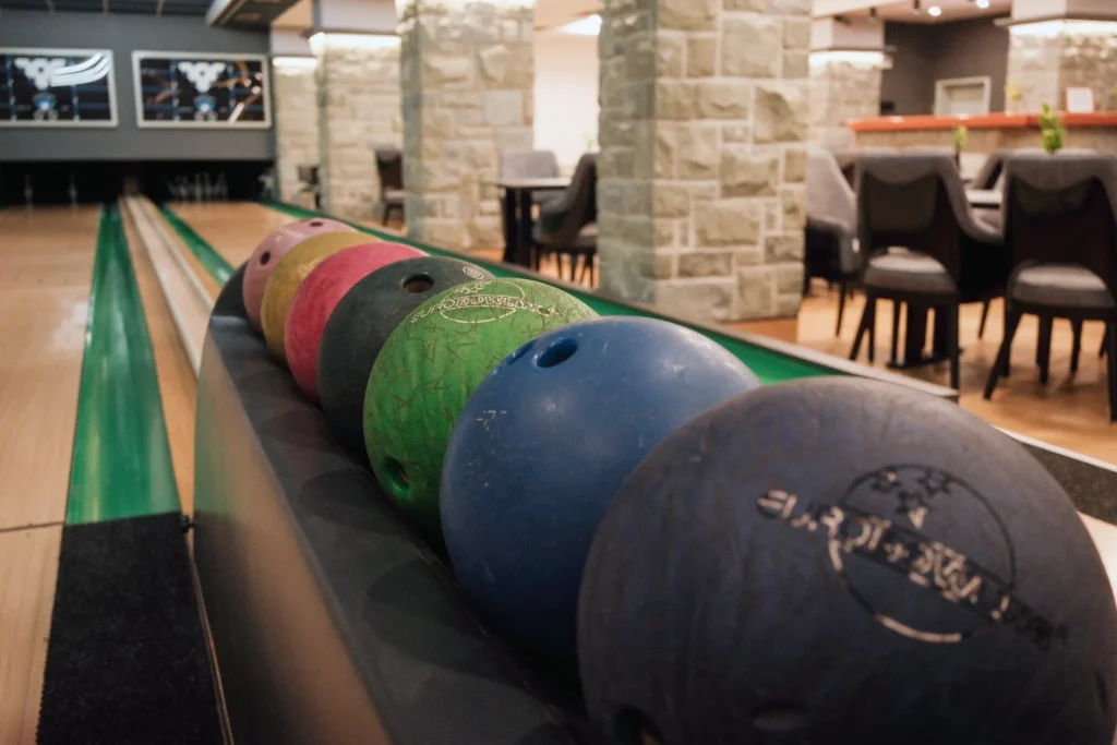Bowlingové koule na dráze v Hotelu Ráztoka v Beskydech