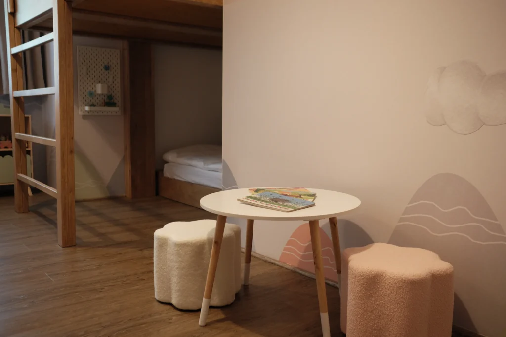 Dětský stoleček s taburety a knížkami – rodinný pokoj, Hotel Ráztoka