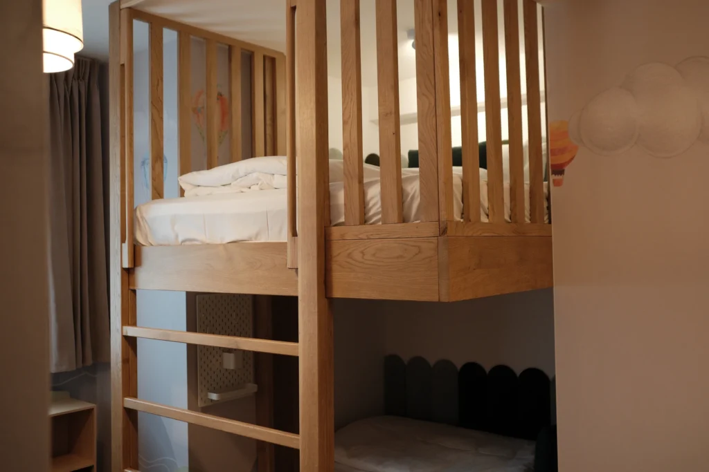 Dřevěná palanda s žebříkem v dětském pokojíčku – rodinný pokoj, Hotel Ráztoka