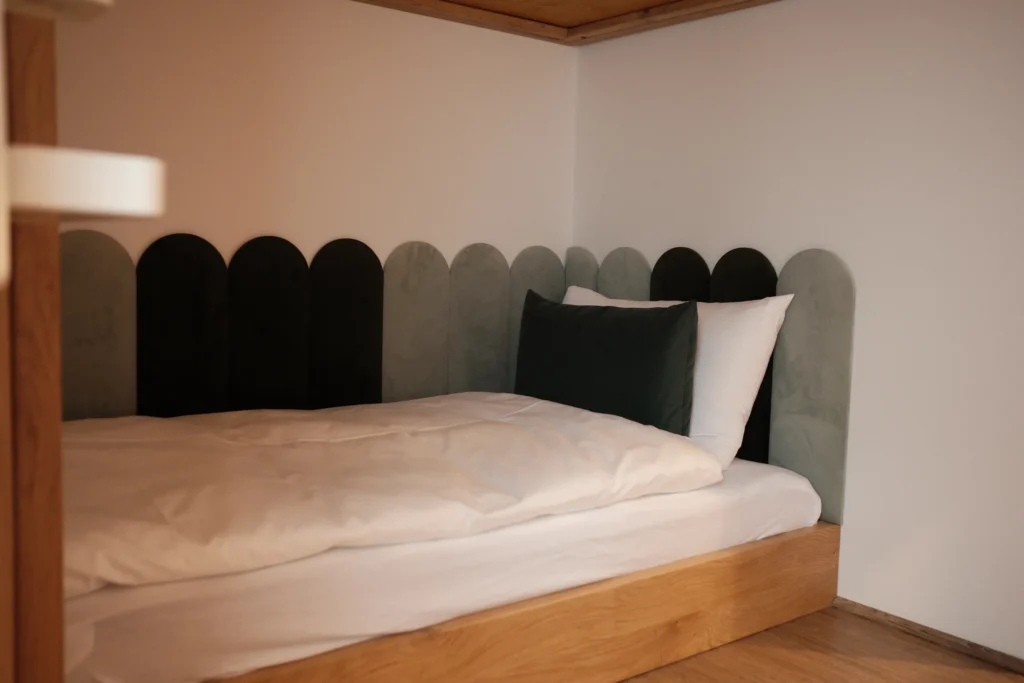 Spodní lůžko palandy s čalouněným čelem – rodinný pokoj, Hotel Ráztoka