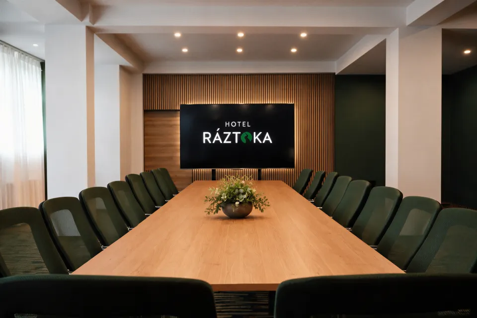 Sál 1 Hotelu Ráztoka v uspořádání boardroom s velkou obrazovkou