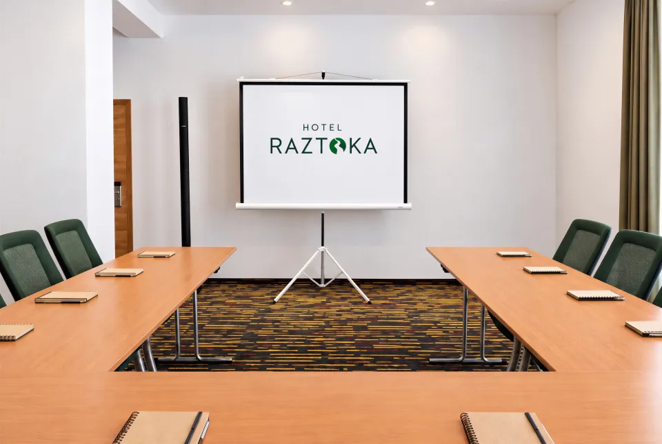 Sál 2 v uspořádání do U s projekčním plátnem – Hotel Ráztoka