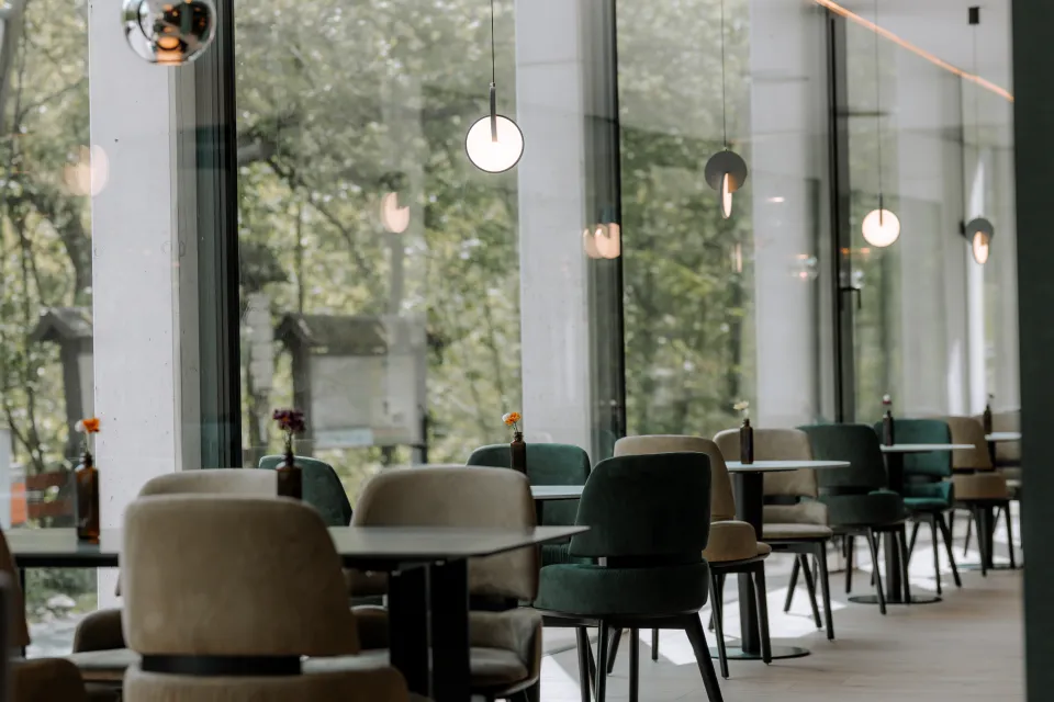 Vzdušný salónek s denním světlem v Restauraci TOK – Hotel Ráztoka